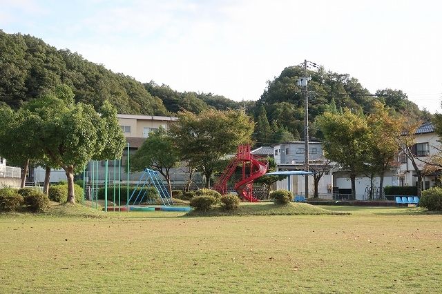近くの矢落公園まで150m（徒歩2分）