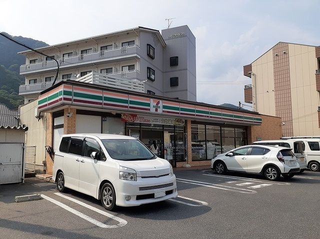 近くのセブンイレブン高梁落合店まで400m(徒歩5分)