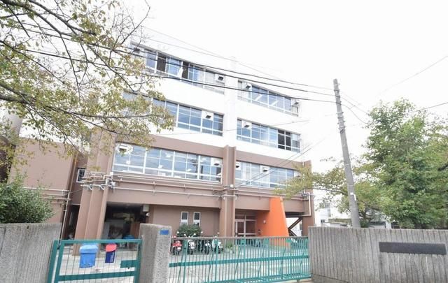 近くの箕面萱野駅まで1,200m（徒歩15分）