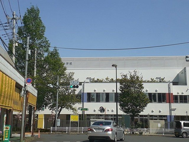 近くの中原小学校まで302m（徒歩4分）