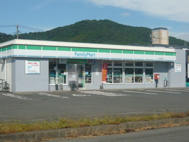 近くのファミリーマート串木野西塩田店まで120m（徒歩2分）