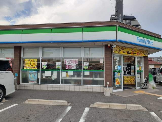 近くのコンビニまで700m（徒歩9分）