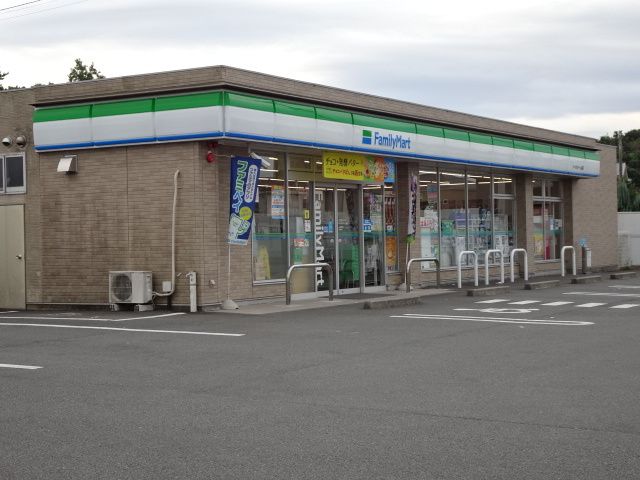 近くのファミリーマートまで550m(徒歩7分)