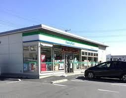 近くのファミリーマート新堀小学校前店まで550m（徒歩7分）