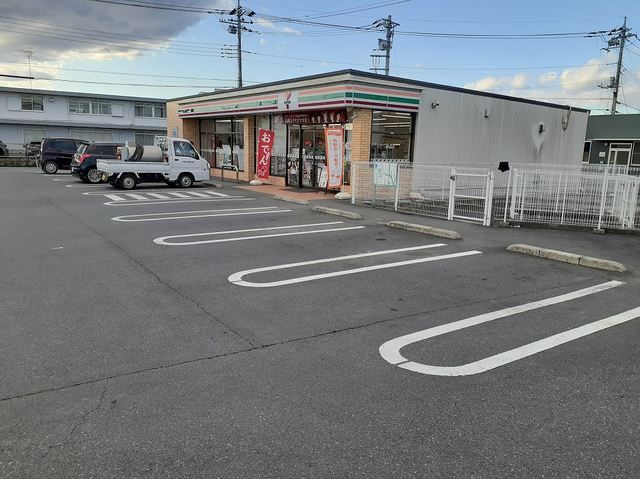 近くのセブンイレブン大橋町店まで750m（徒歩10分）
