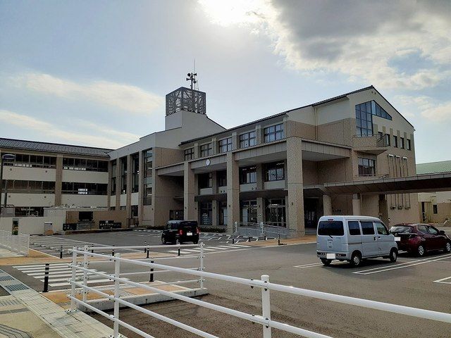 近くの中能登町行政サービス庁舎まで1,900m(徒歩24分)