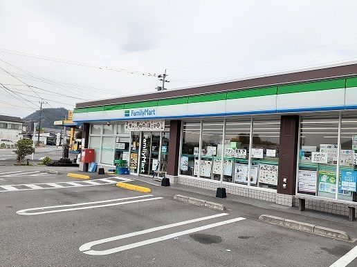 近くのファミリーマート川島店まで450m(徒歩6分)
