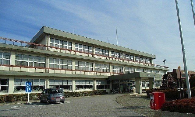近くの役所まで670m（徒歩9分）