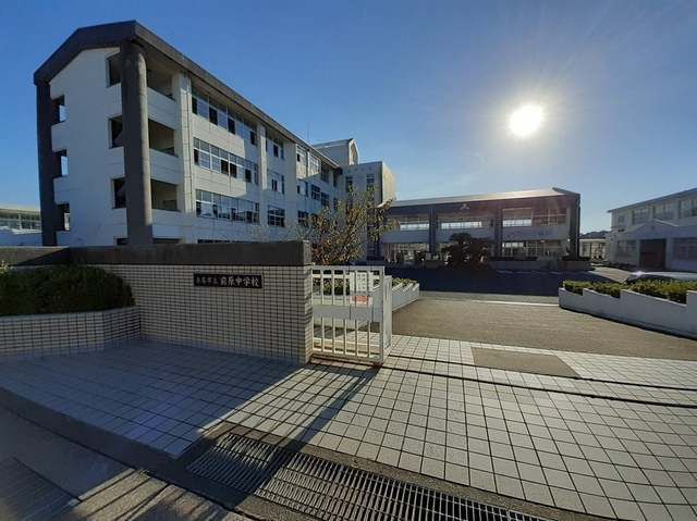 近くの糸島市立前原中学校まで900m（徒歩12分）