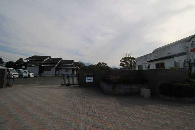 近くの糸島市立雷山小学校まで1,400m（徒歩18分）