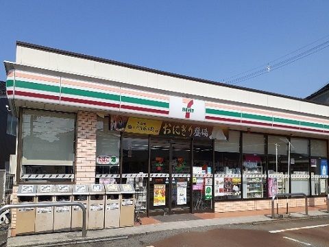 近くのコンビニまで800m（徒歩10分）