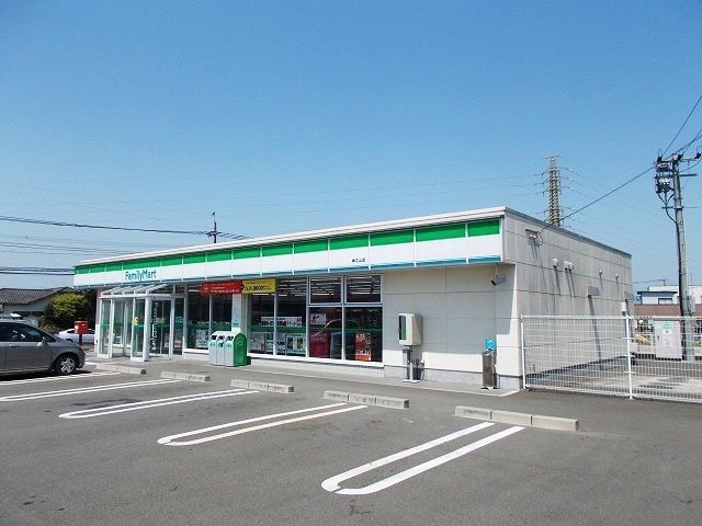 近くのファミリーマート神之山店まで1,100m（徒歩14分）