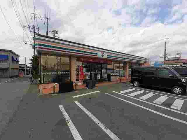 近くのセブンイレブン館山城山公園店まで450m（徒歩6分）