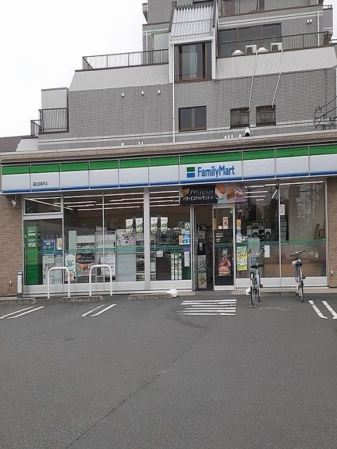 近くのファミリーマート福生加美平店まで500m(徒歩7分)