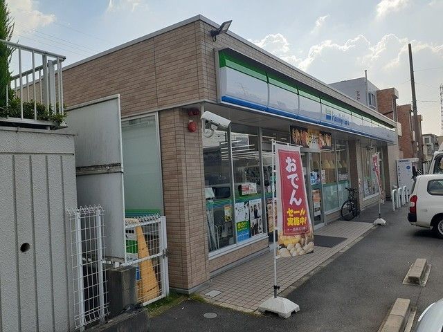 近くのファミリーマートまで97m（徒歩2分）