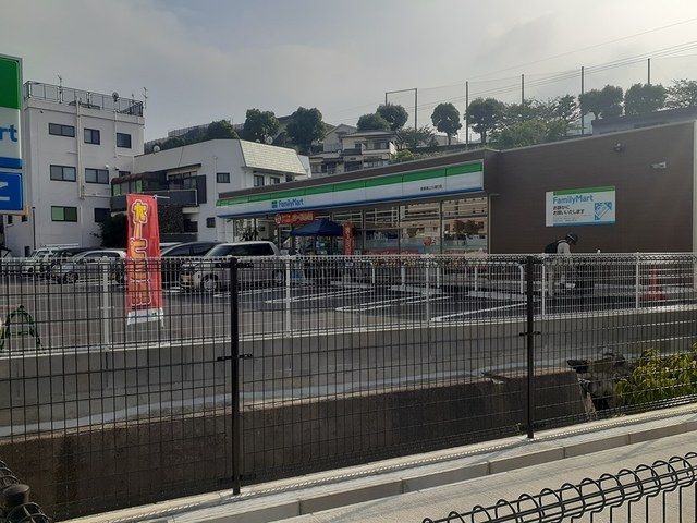 近くのコンビニまで76m（徒歩1分）