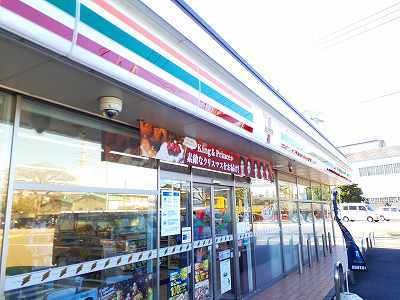 近くのセブンイレブンまで300m(徒歩4分)