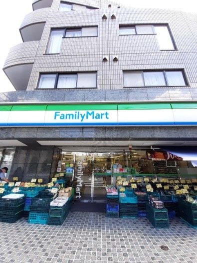 近くのファミリーマート　給田３丁目店まで70m（徒歩1分）
