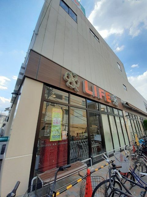 近くのライフ千歳烏山店まで950m（徒歩12分）