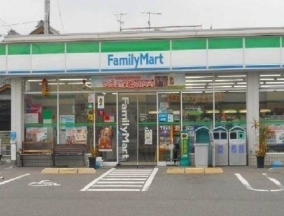 近くのファミリーマートまで450m（徒歩6分）