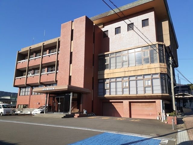 近くの諫早市役所飯盛支所まで782m（徒歩10分）