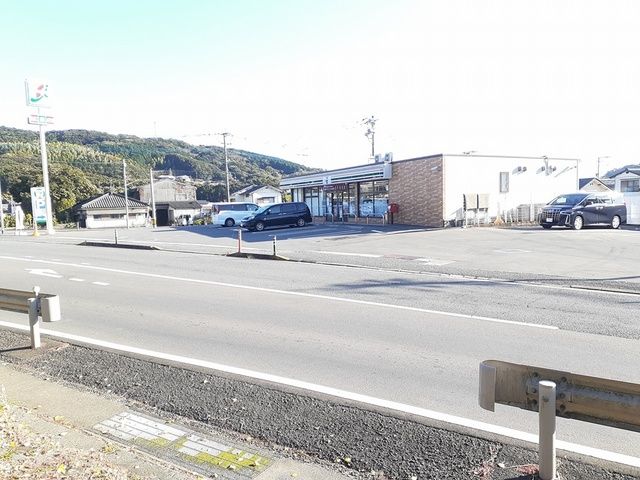 近くのセブンイレブン飯盛開店まで563m（徒歩8分）
