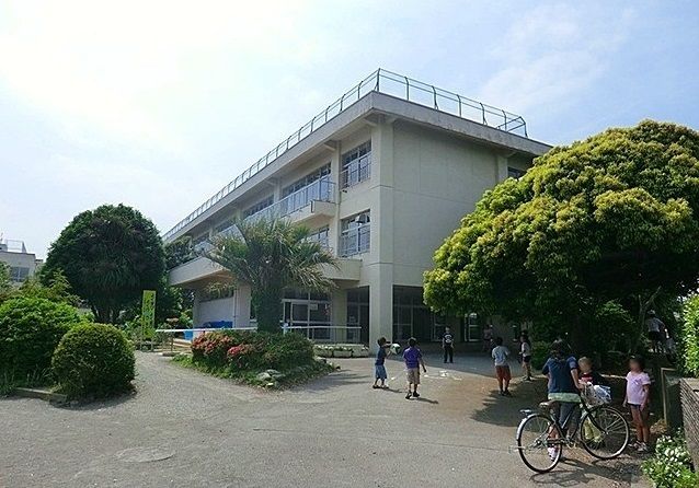 近くの中津第二小学校まで700m（徒歩9分）