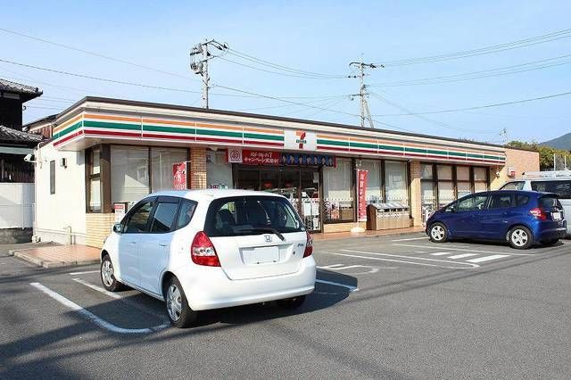 近くのコンビニまで260m（徒歩4分）