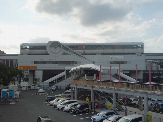 近くの多摩モノレール多摩センター駅まで850m（徒歩11分）