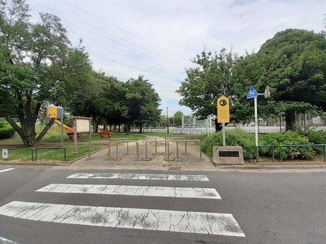近くの足立富士見公園まで117m（徒歩2分）