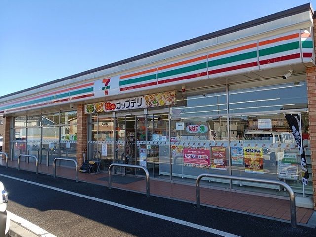 近くのセブンイレブン東松山市ノ川店まで300m（徒歩4分）
