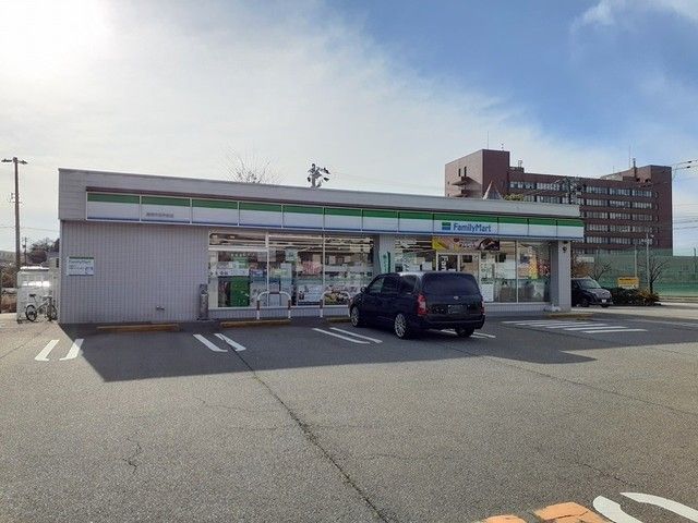 近くのファミリーマート高岡市役所前店まで800m（徒歩10分）