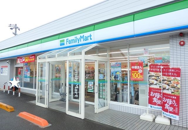 近くのファミリーマート山泉店まで500m（徒歩7分）