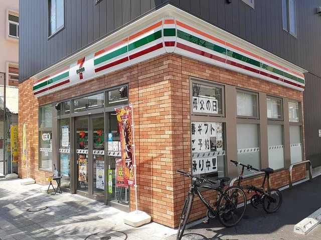 近くのコンビニまで290m（徒歩4分）