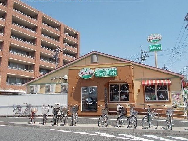近くのサイゼリアまで600m（徒歩8分）