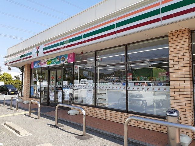近くのセブンイレブンまで576m（徒歩8分）