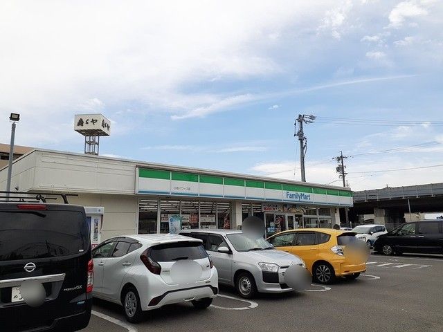 近くのファミリーマート小牧パワーズ店まで140m（徒歩2分）