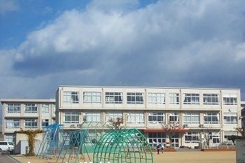 近くの姫路市立津田小学校まで300m(徒歩4分)