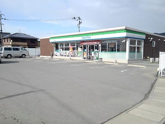 近くのファミリーマート広川長延店まで880m（徒歩11分）