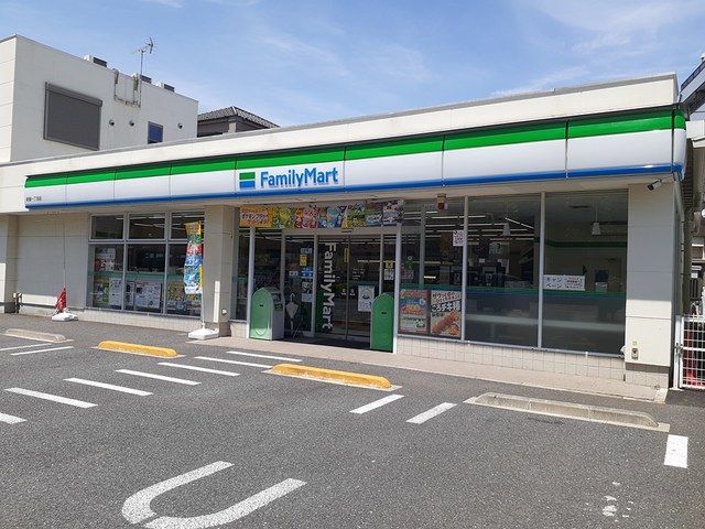 近くのファミリーマートまで121m（徒歩2分）