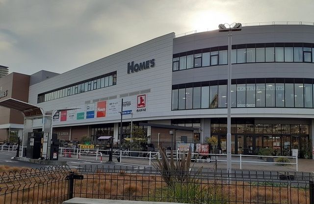 近くの角上魚類ホームズさいたま中央店まで500m（徒歩7分）