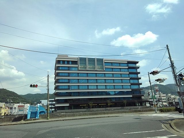 近くの三原市役所まで450m（徒歩6分）