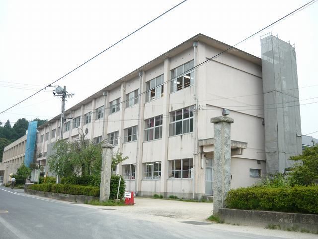 近くの倉吉市立西郷小学校まで1,000m（徒歩13分）