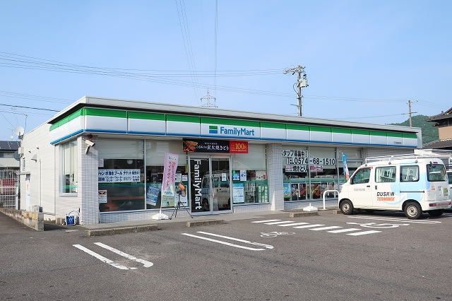 近くのファミリーマートまで350m(徒歩5分)