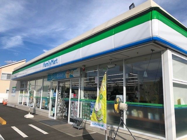 近くのファミリーマート田名四ツ谷店まで220m(徒歩3分)