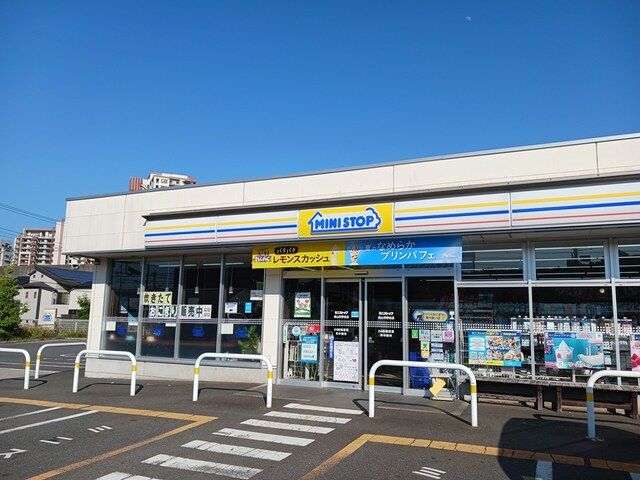近くのコンビニまで902m（徒歩12分）