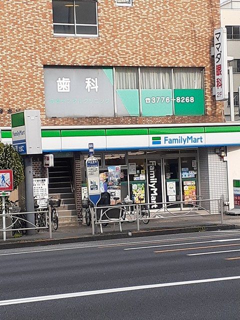 近くのファミリーマートまで81m（徒歩2分）