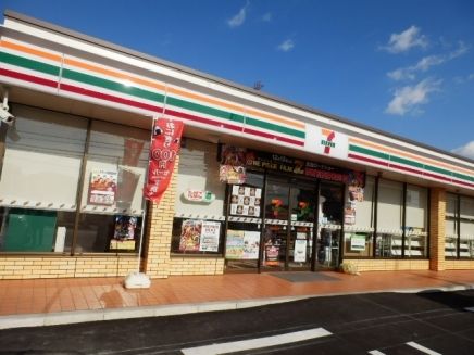 近くのセブンイレブン吉田町６丁目店まで500m（徒歩7分）