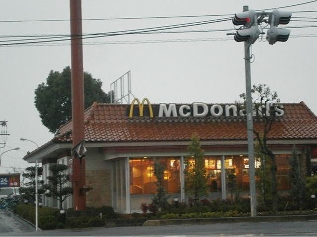 近くの飲食店まで5,000m（徒歩63分）