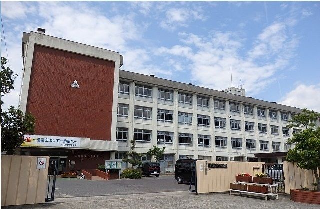 近くの三入中学校まで2,300m(徒歩29分)